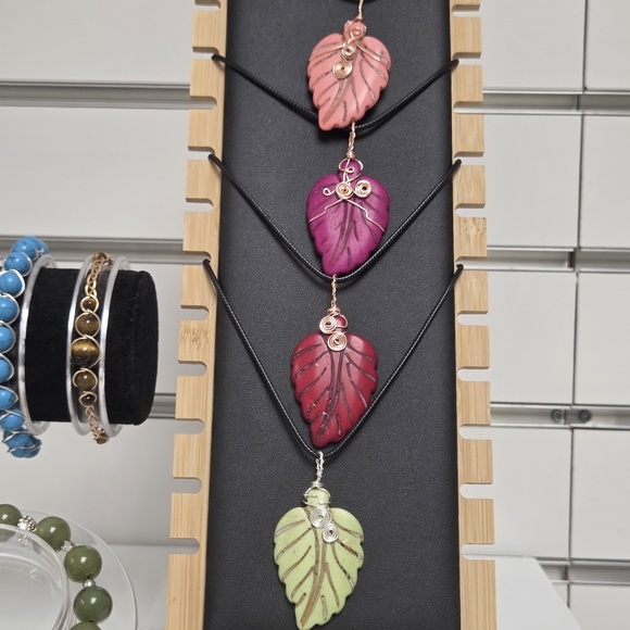 Jewelry - Dyde Howlite Leaf Pendant Necklace Set - Pink, Purple, Green And White